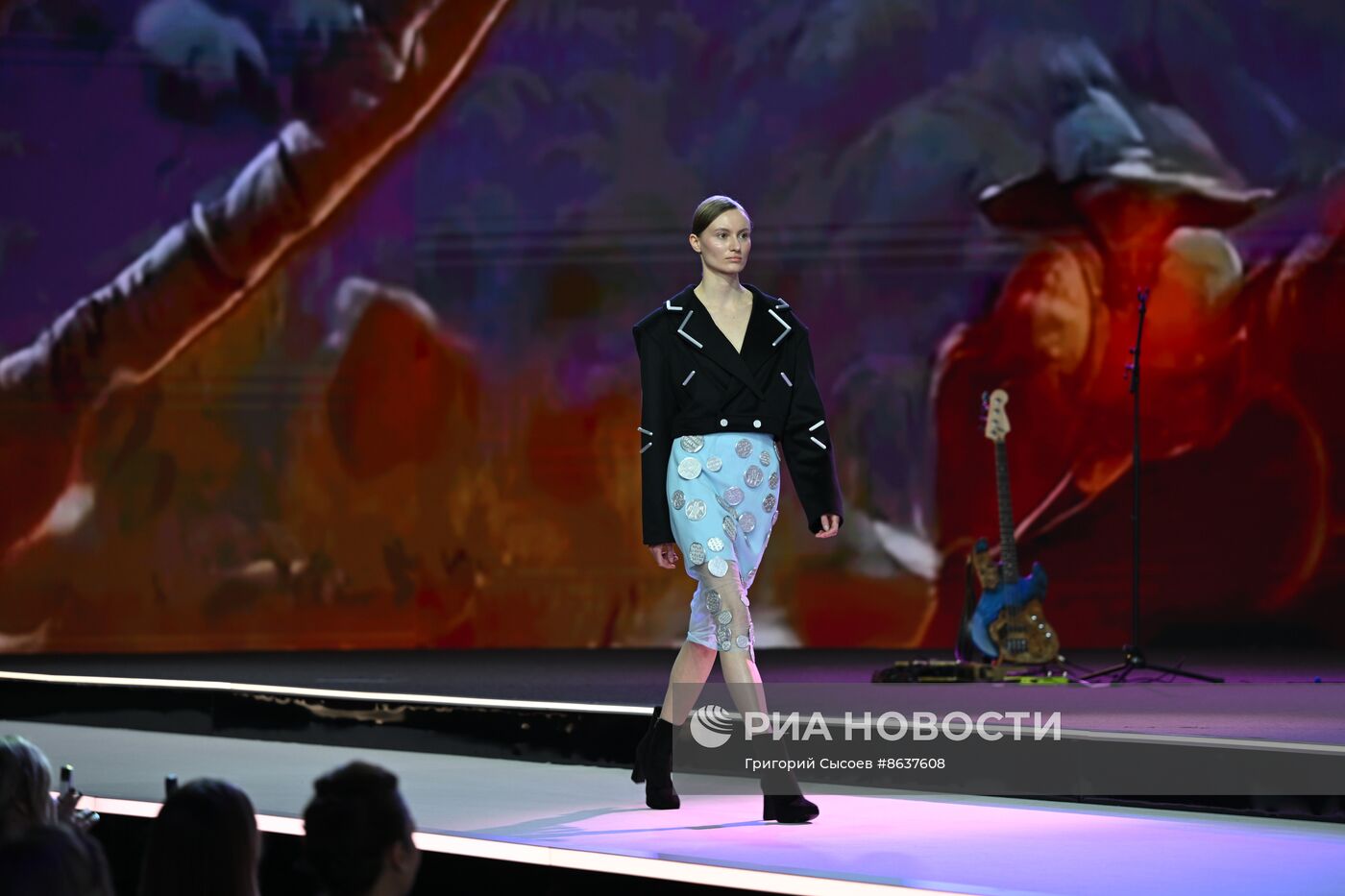 Выставка "Россия". Гала-показ российских школ моды по случаю закрытия Московской недели моды