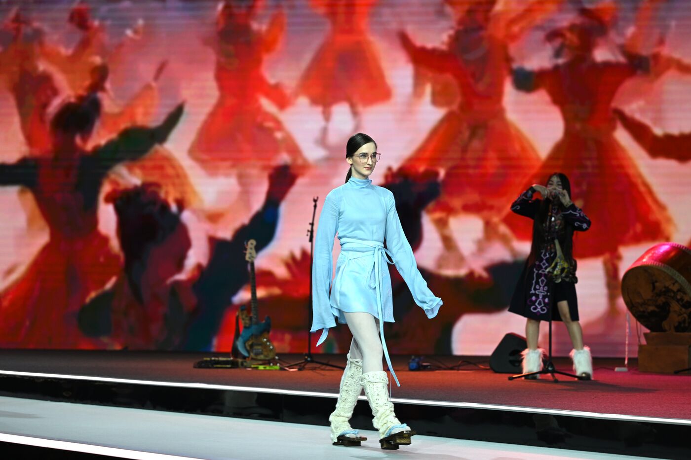 Выставка "Россия". Гала-показ российских школ моды по случаю закрытия Московской недели моды