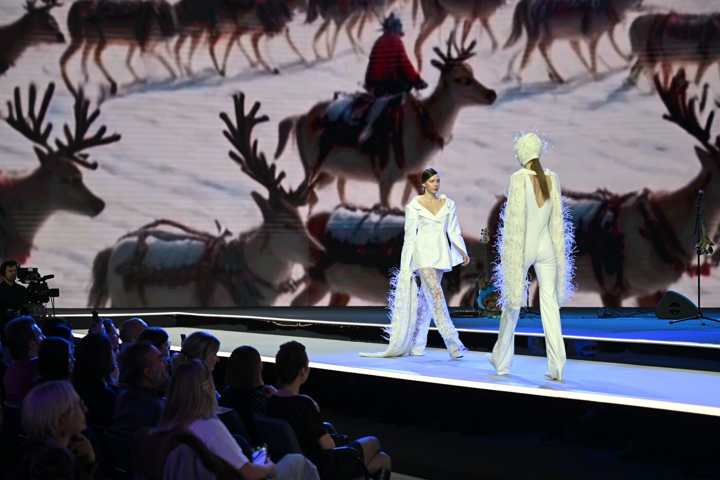 Выставка "Россия". Гала-показ российских школ моды по случаю закрытия Московской недели моды