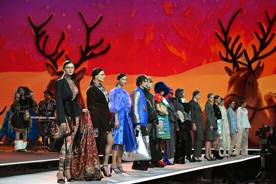 Выставка "Россия". Гала-показ российских школ моды по случаю закрытия Московской недели моды