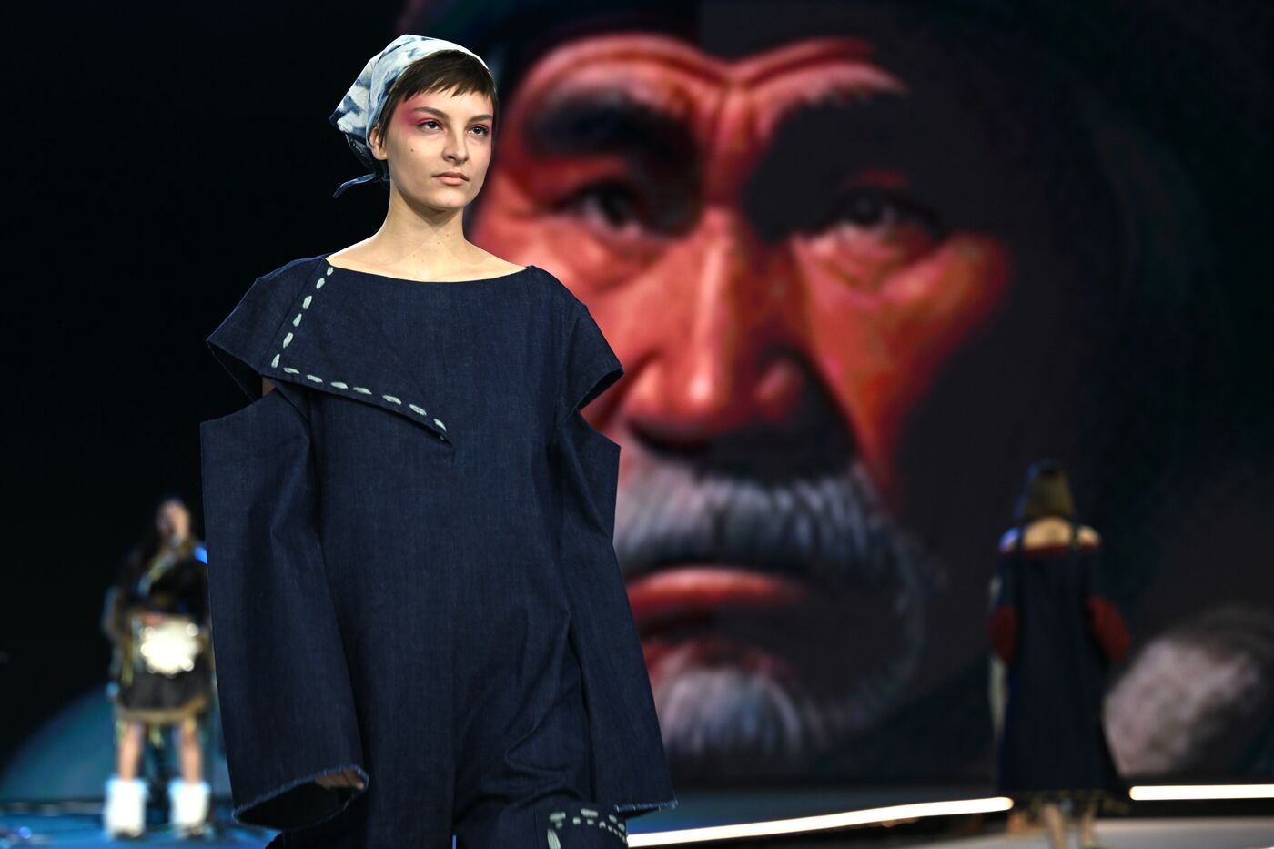 Выставка "Россия". Гала-показ российских школ моды по случаю закрытия Московской недели моды