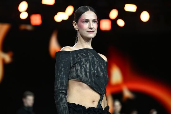 Выставка "Россия". Гала-показ российских школ моды по случаю закрытия Московской недели моды