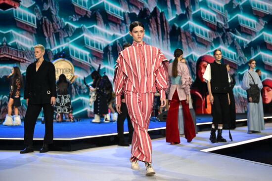 Выставка "Россия". Гала-показ российских школ моды по случаю закрытия Московской недели моды