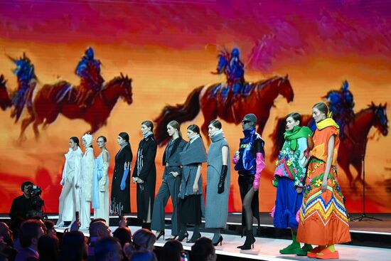 Выставка "Россия". Гала-показ российских школ моды по случаю закрытия Московской недели моды