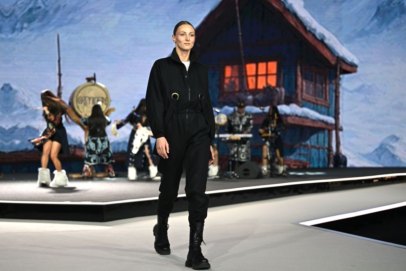 Выставка "Россия". Гала-показ российских школ моды по случаю закрытия Московской недели моды