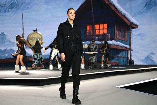 Выставка "Россия". Гала-показ российских школ моды по случаю закрытия Московской недели моды