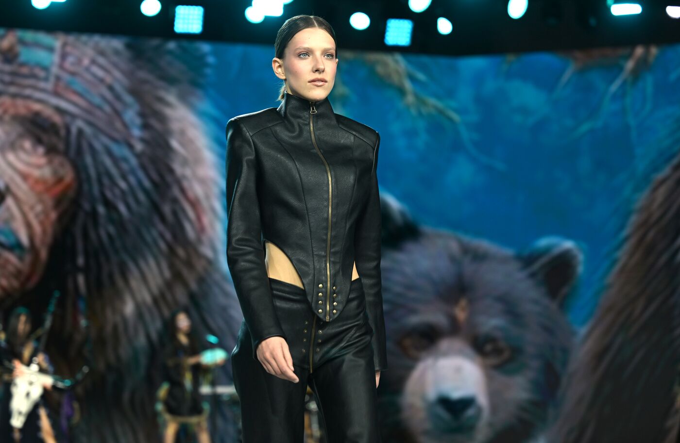 Выставка "Россия". Гала-показ российских школ моды по случаю закрытия Московской недели моды