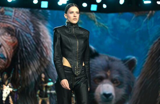 Выставка "Россия". Гала-показ российских школ моды по случаю закрытия Московской недели моды