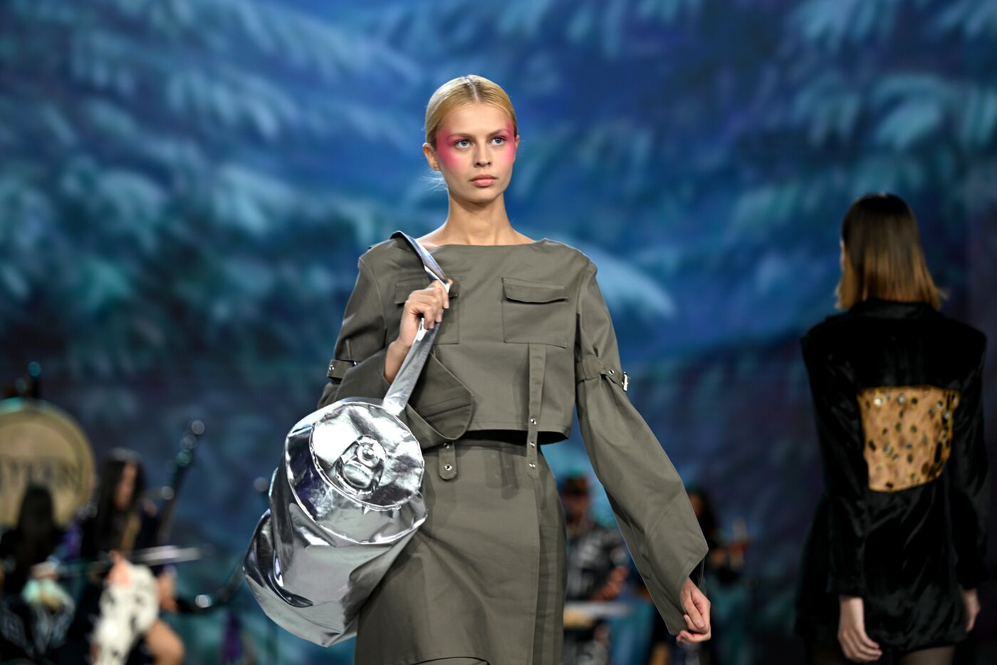 Выставка "Россия". Гала-показ российских школ моды по случаю закрытия Московской недели моды