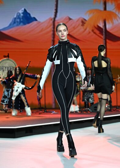 Выставка "Россия". Гала-показ российских школ моды по случаю закрытия Московской недели моды