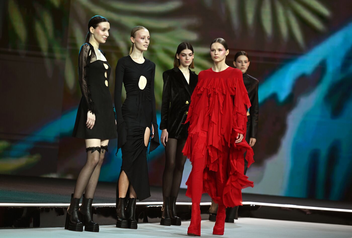 Выставка "Россия". Гала-показ российских школ моды по случаю закрытия Московской недели моды