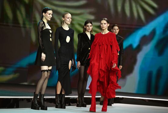 Выставка "Россия". Гала-показ российских школ моды по случаю закрытия Московской недели моды