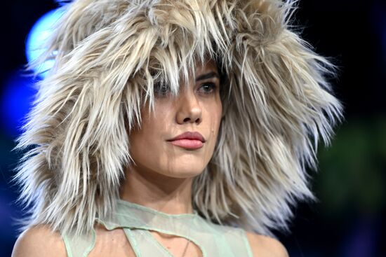 Выставка "Россия". Гала-показ российских школ моды по случаю закрытия Московской недели моды