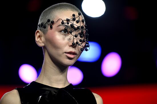 Выставка "Россия". Гала-показ российских школ моды по случаю закрытия Московской недели моды