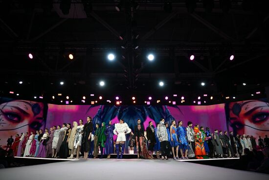 Выставка "Россия". Гала-показ российских школ моды по случаю закрытия Московской недели моды