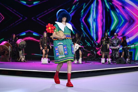 Выставка "Россия". Гала-показ российских школ моды по случаю закрытия Московской недели моды