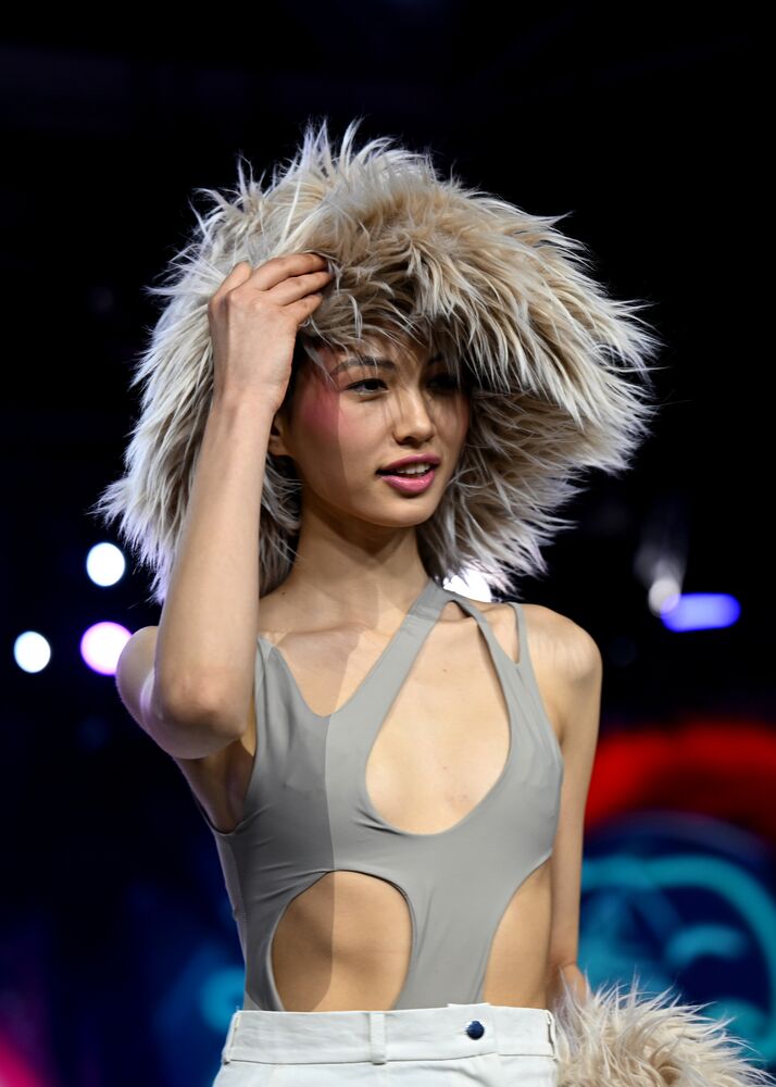 Выставка "Россия". Гала-показ российских школ моды по случаю закрытия Московской недели моды