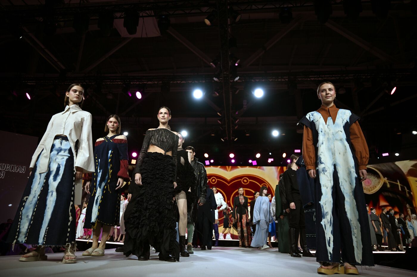 Выставка "Россия". Гала-показ российских школ моды по случаю закрытия Московской недели моды
