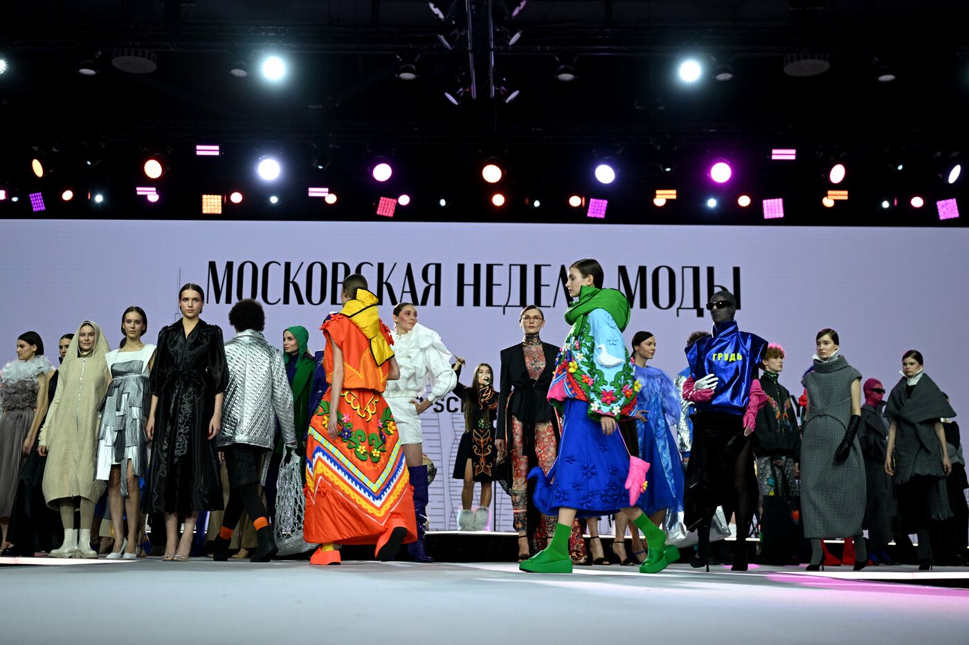 Выставка "Россия". Гала-показ российских школ моды по случаю закрытия Московской недели моды