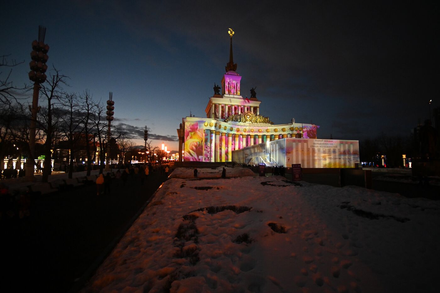 Выставка "Россия". Новое световое шоу в честь Международного женского дня