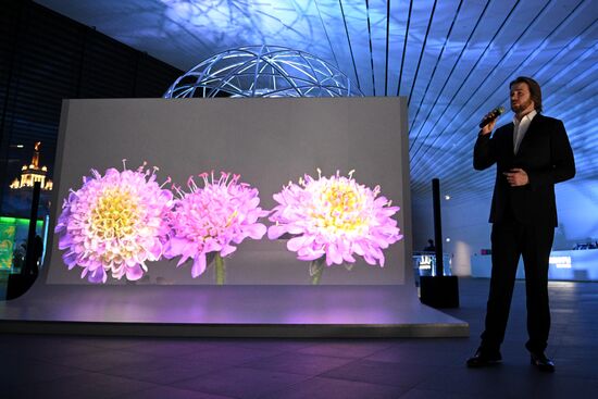 Международная выставка-форум "Россия"
Световое шоу в сопровождении живого оперного пения, павильон №19 "Атом"
Иван Гынгазов, солист Мариинского театра, Михайловского театра и Большого театра России Место: Россия, Москва. Автор: Кирилл Зыков/РИА Новости. Выставка "Россия". Световое шоу в сопровождении живого оперного пения