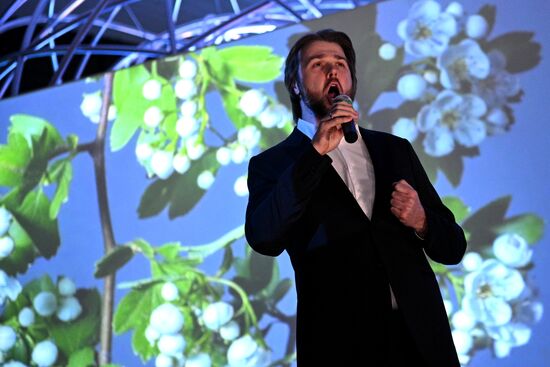 Международная выставка-форум "Россия"
Световое шоу в сопровождении живого оперного пения, павильон №19 "Атом"
Иван Гынгазов, солист Мариинского театра, Михайловского театра и Большого театра России Место: Россия, Москва. Автор: Кирилл Зыков/РИА Новости. Выставка "Россия". Световое шоу в сопровождении живого оперного пения