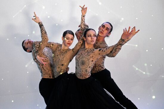 Международная выставка-форум "Россия"
Световое шоу в сопровождении живого оперного пения, павильон №19 "Атом" Место: Россия, Москва. Автор: Кирилл Зыков/РИА Новости. Выставка "Россия". Световое шоу в сопровождении живого оперного пения