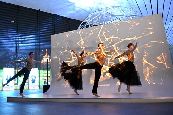 Международная выставка-форум "Россия"
Световое шоу в сопровождении живого оперного пения, павильон №19 "Атом" Место: Россия, Москва. Автор: Кирилл Зыков/РИА Новости. Выставка "Россия". Световое шоу в сопровождении живого оперного пения