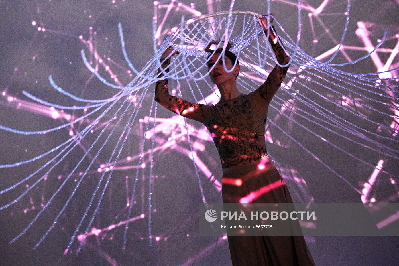 Выставка "Россия". Световое шоу в сопровождении живого оперного пения