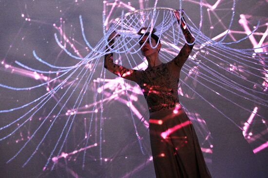 Международная выставка-форум "Россия"
Световое шоу в сопровождении живого оперного пения, павильон №19 "Атом" Место: Россия, Москва. Автор: Кирилл Зыков/РИА Новости. Выставка "Россия". Световое шоу в сопровождении живого оперного пения