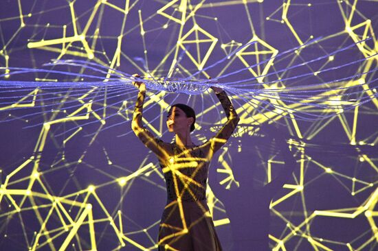 Международная выставка-форум "Россия"
Световое шоу в сопровождении живого оперного пения, павильон №19 "Атом" Место: Россия, Москва. Автор: Кирилл Зыков/РИА Новости. Выставка "Россия". Световое шоу в сопровождении живого оперного пения