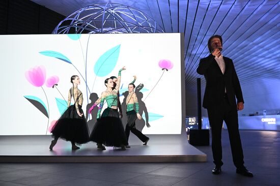 Международная выставка-форум "Россия"
Световое шоу в сопровождении живого оперного пения, павильон №19 "Атом"
Иван Гынгазов, солист Мариинского театра, Михайловского театра и Большого театра России Место: Россия, Москва. Автор: Кирилл Зыков/РИА Новости. Выставка "Россия". Световое шоу в сопровождении живого оперного пения