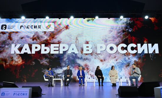 Международная выставка-форум "Россия"
Ток-шоу "Карьера в России", Павильон № 55 "Дом молодежи" Место: Россия, Москва. Автор: Максим Блинов/РИА Новости. Выставка "Россия". Ток-шоу "Карьера в России"