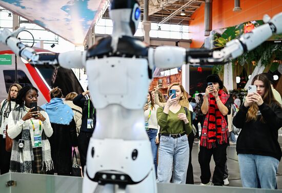 Международная выставка-форум "Россия"
Участники Всемирного фестиваля молодежи на экскурсии по выставке
Место: Россия, Москва. Автор: Алексей Майшев/РИА Новости. Выставка "Россия". Экскурсия участников ВФМ