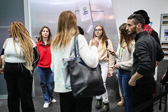 Международная выставка-форум "Россия"
Участники Всемирного фестиваля молодежи на экскурсии по выставке Место: Россия, Москва. Автор: Алексей Майшев/РИА Новости. Выставка "Россия". Экскурсия участников ВФМ