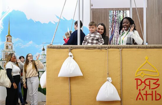 Международная выставка-форум "Россия"
Участники Всемирного фестиваля молодежи на стенде Рязанской области во время экскурсии по выставке Место: Россия, Москва. Автор: Алексей Майшев/РИА Новости. Выставка "Россия". Экскурсия участников ВФМ