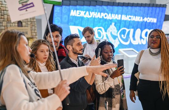 Международная выставка-форум "Россия"
Участники Всемирного фестиваля молодежи на экскурсии по выставке Место: Россия, Москва. Автор: Алексей Майшев/РИА Новости. Выставка "Россия". Экскурсия участников ВФМ