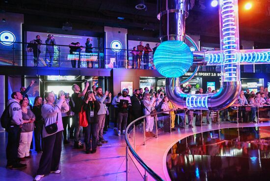 Международная выставка-форум "Россия"
Участники Всемирного фестиваля молодежи на экскурсии по выставке, павильон "Атом" Место: Россия, Москва. Автор: Григорий Сысоев/РИА Новости. Выставка "Россия". Экскурсия участников ВФМ