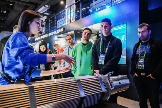 Международная выставка-форум "Россия"
Участники Всемирного фестиваля молодежи на экскурсии по выставке, павильон "Атом" Место: Россия, Москва. Автор: Григорий Сысоев/РИА Новости. Выставка "Россия". Экскурсия участников ВФМ