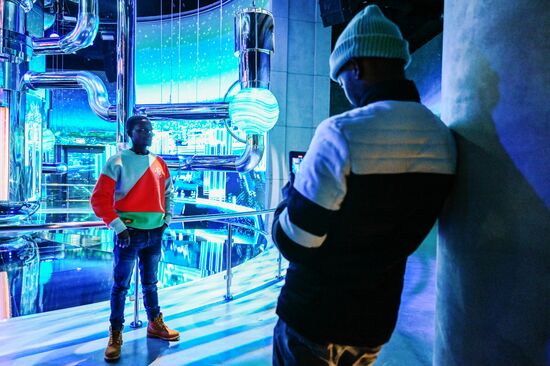 Международная выставка-форум "Россия"
Участники Всемирного фестиваля молодежи на экскурсии по выставке, павильон "Атом" Место: Россия, Москва. Автор: Григорий Сысоев/РИА Новости. Выставка "Россия". Экскурсия участников ВФМ