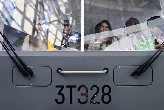 Международная выставка-форум "Россия"
Участники Всемирного фестиваля молодежи на экскурсии по выставке Место: Россия, Москва. Автор: Алексей Майшев/РИА Новости. Выставка "Россия". Экскурсия участников ВФМ