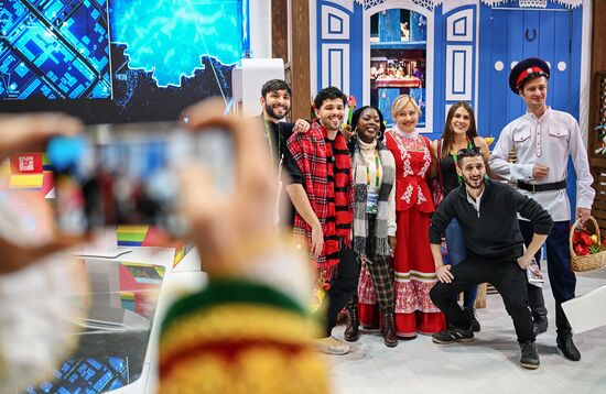 Международная выставка-форум "Россия"
Участники Всемирного фестиваля молодежи на экскурсии по выставке Место: Россия, Москва. Автор: Алексей Майшев/РИА Новости. Выставка "Россия". Экскурсия участников ВФМ