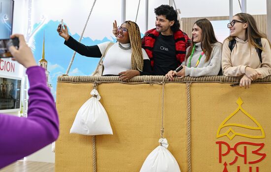 Международная выставка-форум "Россия"
Участники Всемирного фестиваля молодежи на стенде Рязанской области во время экскурсии по выставке Место: Россия, Москва. Автор: Алексей Майшев/РИА Новости. Выставка "Россия". Экскурсия участников ВФМ