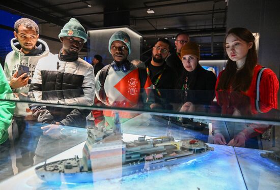 Международная выставка-форум "Россия"
Участники Всемирного фестиваля молодежи на экскурсии по выставке, павильон "Атом" Место: Россия, Москва. Автор: Григорий Сысоев/РИА Новости. Выставка "Россия". Экскурсия участников ВФМ