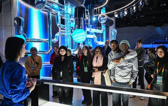 Международная выставка-форум "Россия"
Участники Всемирного фестиваля молодежи на экскурсии по выставке, павильон "Атом" Место: Россия, Москва. Автор: Григорий Сысоев/РИА Новости. Выставка "Россия". Экскурсия участников ВФМ