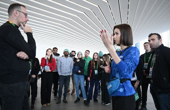 Международная выставка-форум "Россия"
Участники Всемирного фестиваля молодежи на экскурсии по выставке Место: Россия, Москва. Автор: Григорий Сысоев/РИА Новости. Выставка "Россия". Экскурсия участников ВФМ