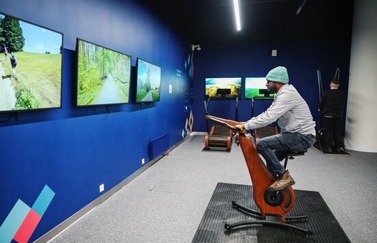 Международная выставка-форум "Россия"
Участники Всемирного фестиваля молодежи на экскурсии по выставке Место: Россия, Москва. Автор: Григорий Сысоев/РИА Новости. Выставка "Россия". Экскурсия участников ВФМ