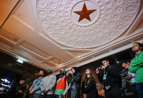 Международная выставка-форум "Россия"
Участники Всемирного фестиваля молодежи на экскурсии по выставке Место: Россия, Москва. Автор: Григорий Сысоев/РИА Новости. Выставка "Россия". Экскурсия участников ВФМ