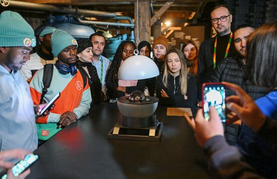 Международная выставка-форум "Россия"
Участники Всемирного фестиваля молодежи на экскурсии по выставке, павильон "Атом" Место: Россия, Москва. Автор: Григорий Сысоев/РИА Новости. Выставка "Россия". Экскурсия участников ВФМ