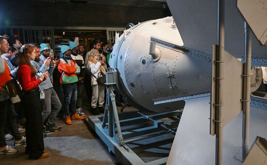 Международная выставка-форум "Россия"
Участники Всемирного фестиваля молодежи на экскурсии по выставке, павильон "Атом" Место: Россия, Москва. Автор: Григорий Сысоев/РИА Новости. Выставка "Россия". Экскурсия участников ВФМ